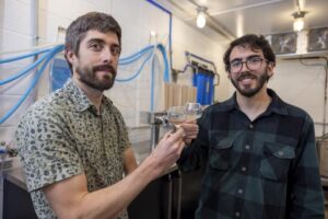 阿肯色州大學米胚芽研究員Scott Lafontaine（左）與Bernardo Guimaraes