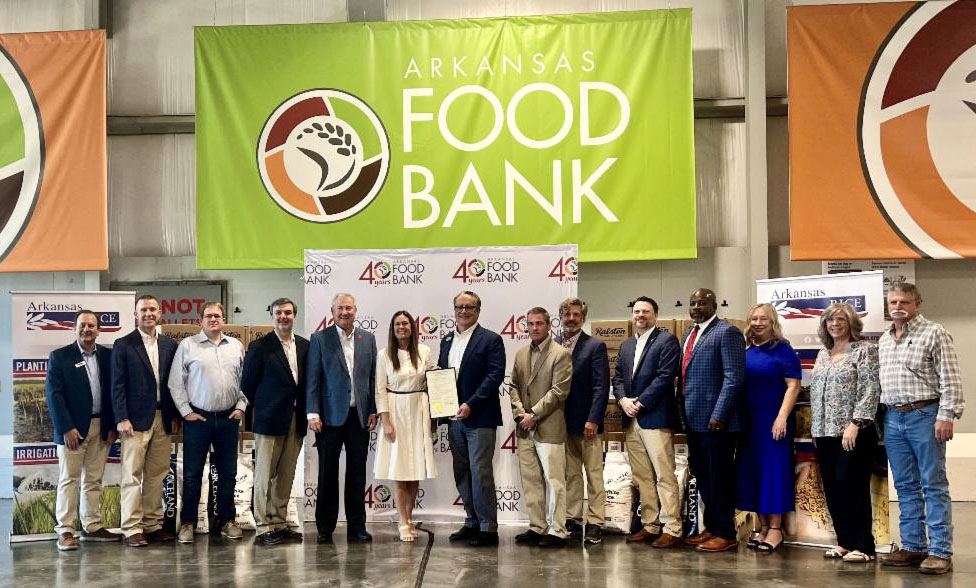 來自 Ralston Family Farms、Riceland Foods、Producers Rice Mill、Isbell Farms 和阿肯色州農業局的阿肯色州稻米產業代表與州長 Sarah Huckabee Sanders 和阿肯色州農業部長 Wes Ward