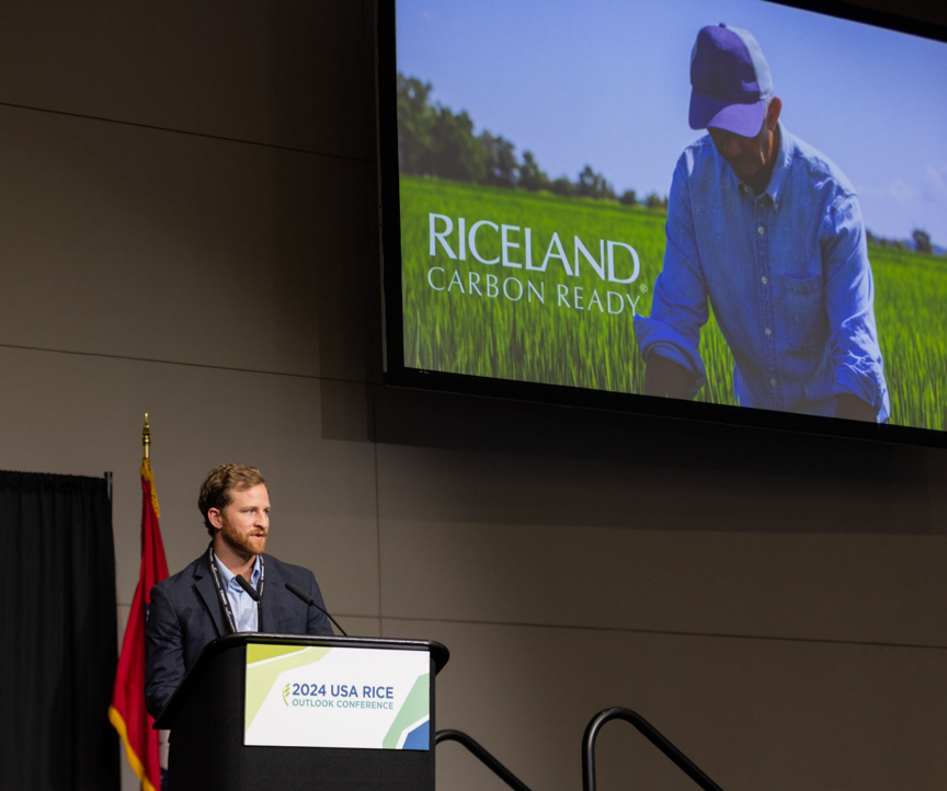 Riceland Food 公司的 Austin Brown 在去年的展望大會上接受了 2024 年美國稻米永續發展獎