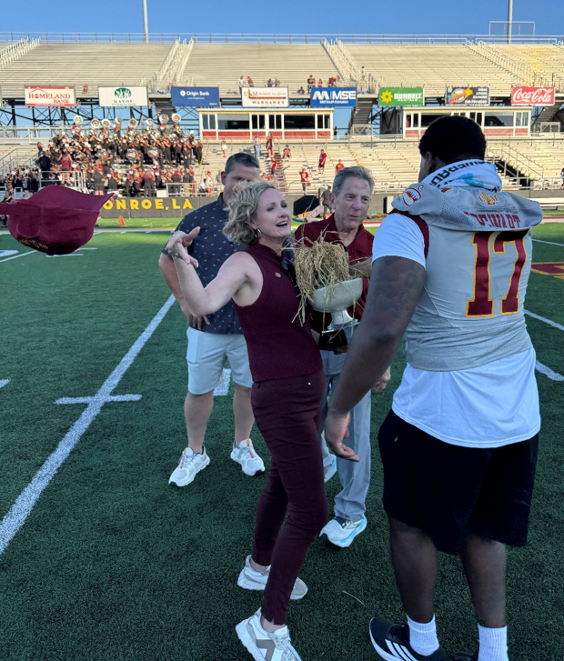 ULM 校長 Carrie Castille 向擊敗阿肯色州立大學並贏得 Rice Bowl 冠軍的 Warhawks 橄欖球隊致敬